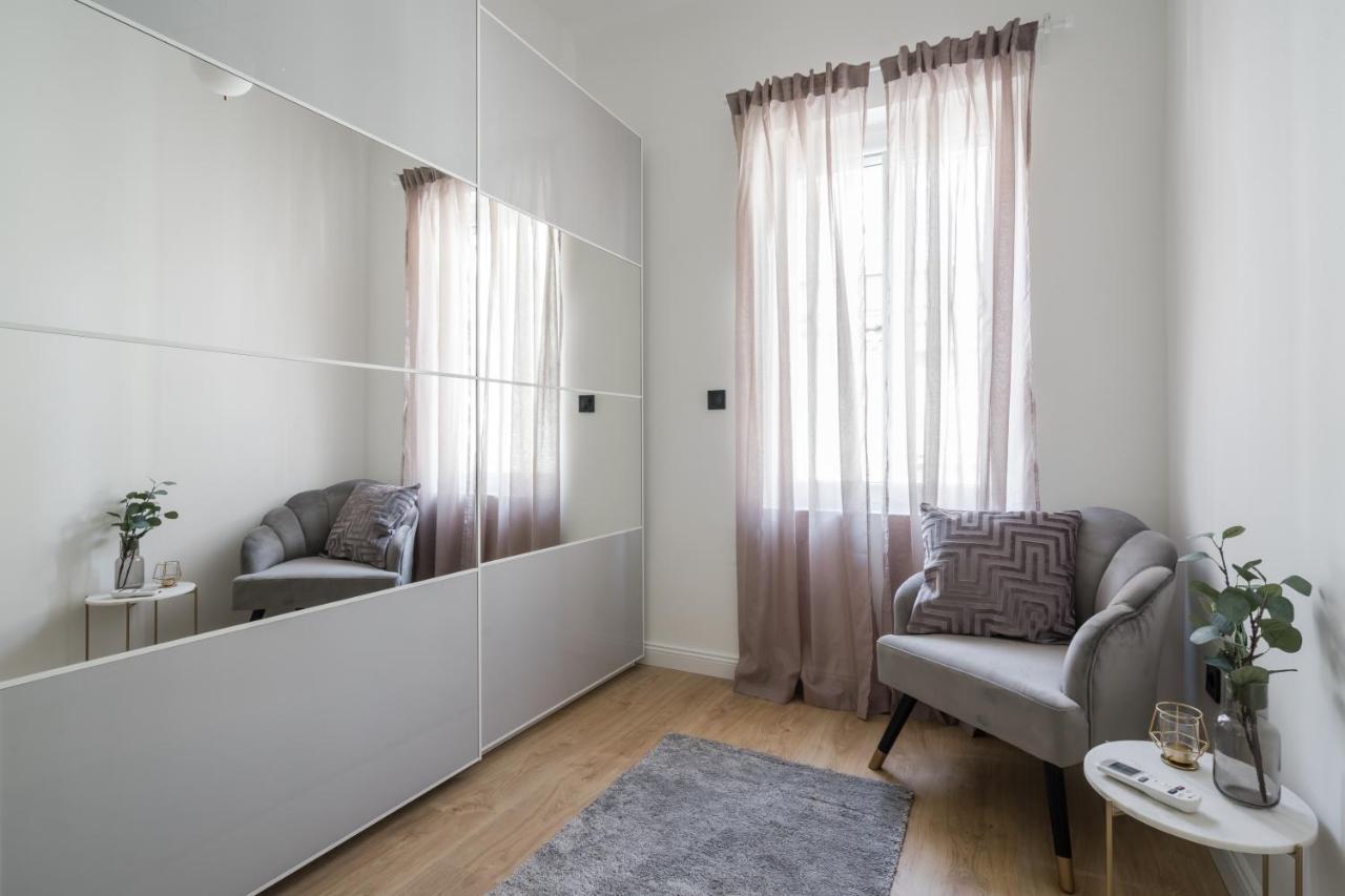 Tilia Luxury Apartment - 3 Bedrooms With Ac ブダペスト エクステリア 写真