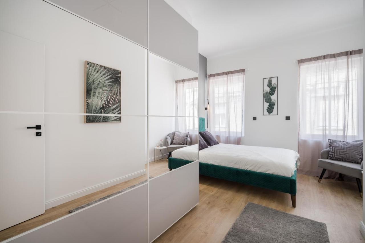 Tilia Luxury Apartment - 3 Bedrooms With Ac ブダペスト エクステリア 写真